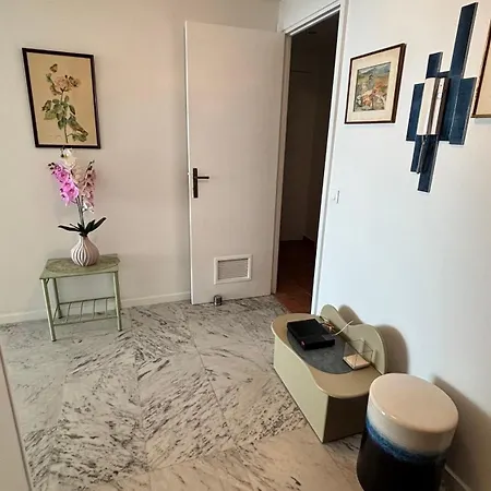 Front De Apartment