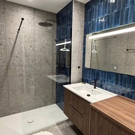 Apartment Front De *